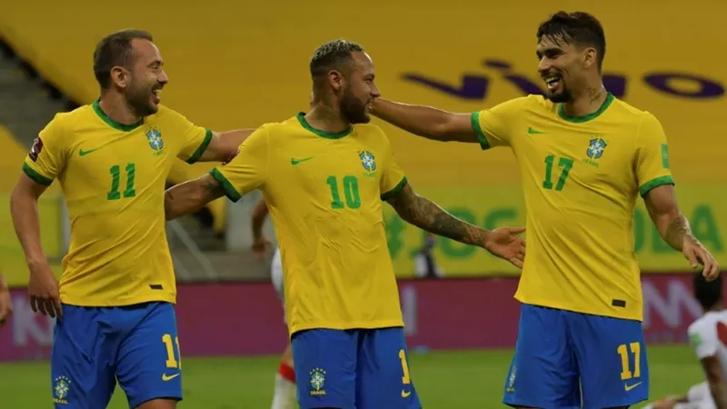Neymar (giữa) sẽ bỏ lỡ trận Venezuela