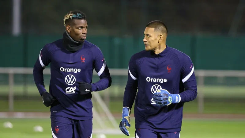 Paul Pogba (trái) chấn thương cơ ngay buổi tập đầu tiên cùng tuyển Pháp