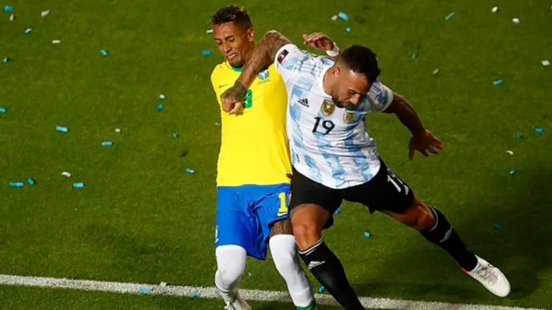 Hậu vệ Argentina Nicolas Otamendi đánh chỏ vào mặt Raphinha để giành bóng