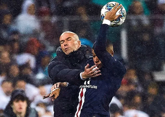 Pha va cham ở đường biên giữa Mbappe và Zidane