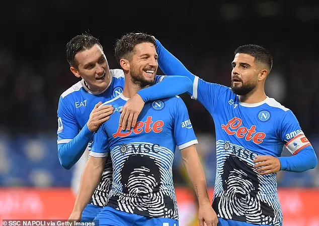 Dries Mertens (giữa) với cú đúp giúp Napoli thắng Lazio 4-0
