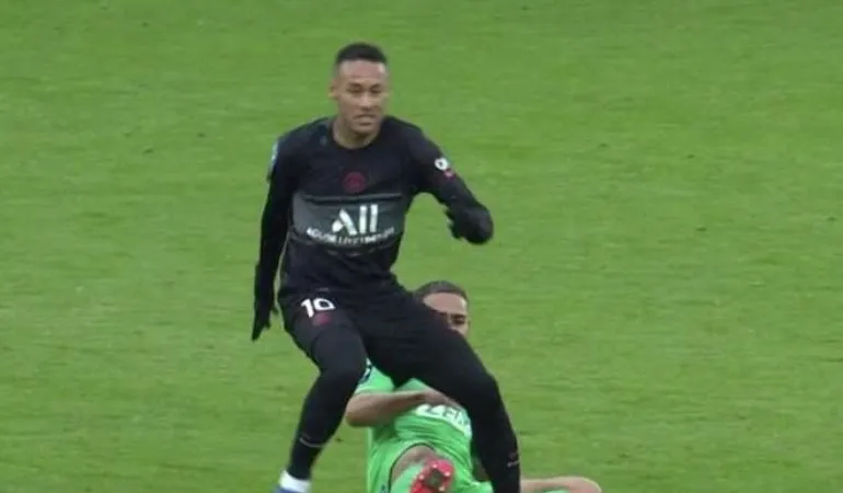 Ca chấn thương đáng tiếc của Neymar khi trẹo mắt cá vì tiếp đất tệ hại