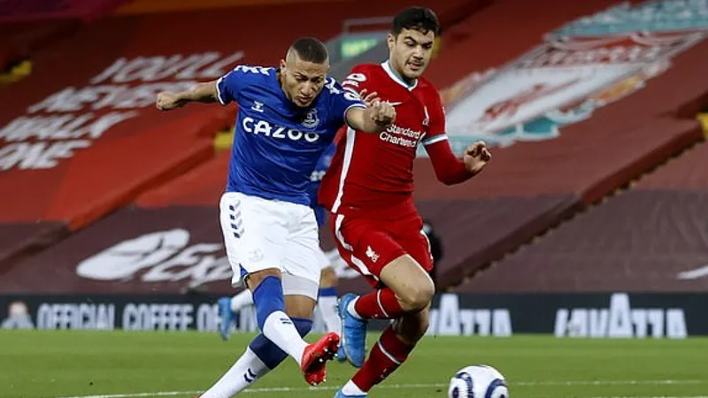 Richarlison ghi bàn cho Everton trên sân Anfield