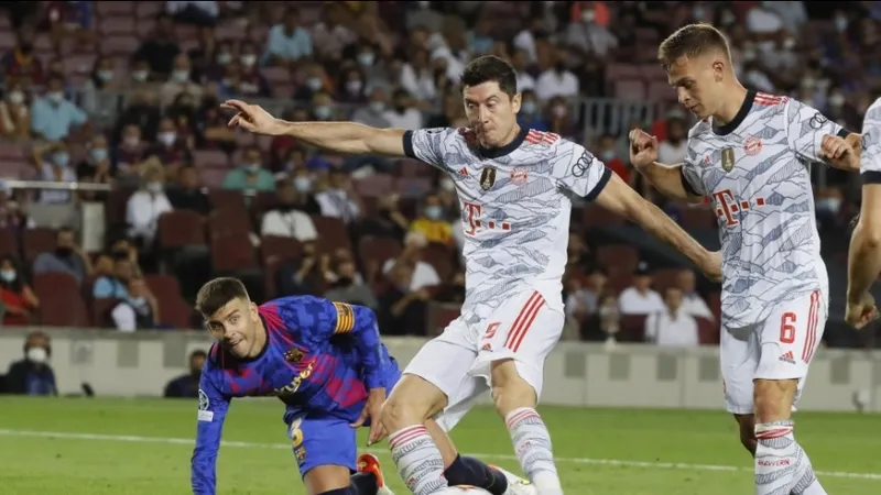 Lewandowski từng khiến Pique vất vả như thế nào