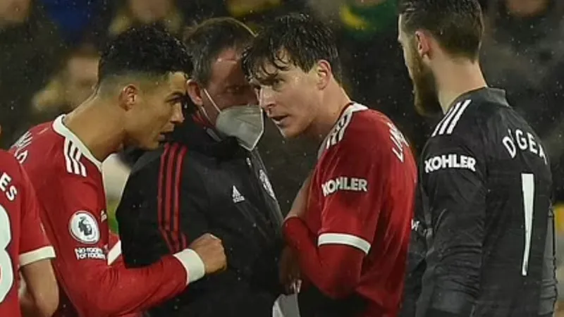 Thủ thành De Gea và Ronaldo thâm hỏi Linderlof