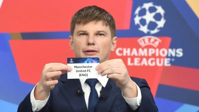 Andriy Arshavin bốc lá thăm Man United