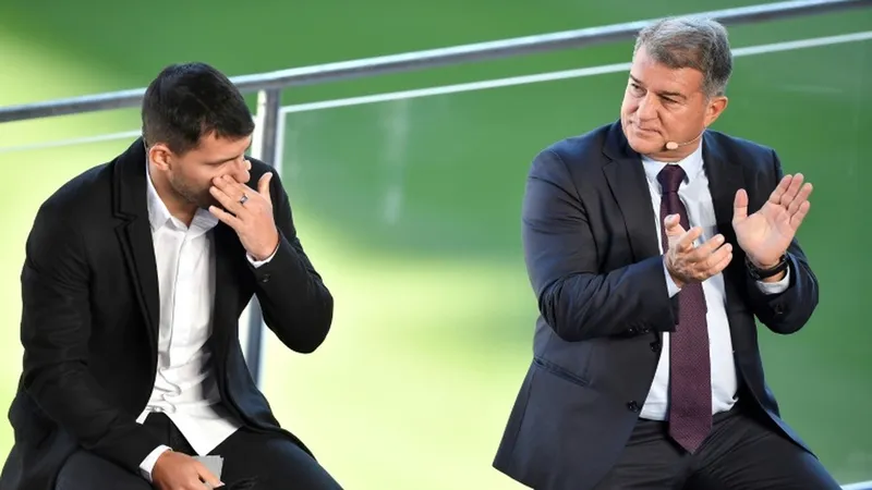 Sergio Aguero rơi nước mắt trong cuộc họp báo bên cạnh Chủ tịch Juan Laporta