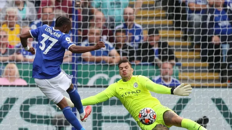 Ademola Lookman đối mặt với thủ thành Ederson (Man City)