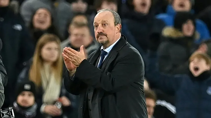 Rafa Benitez ngạc nhiên khi lời thỉnh cầu bị từ chối