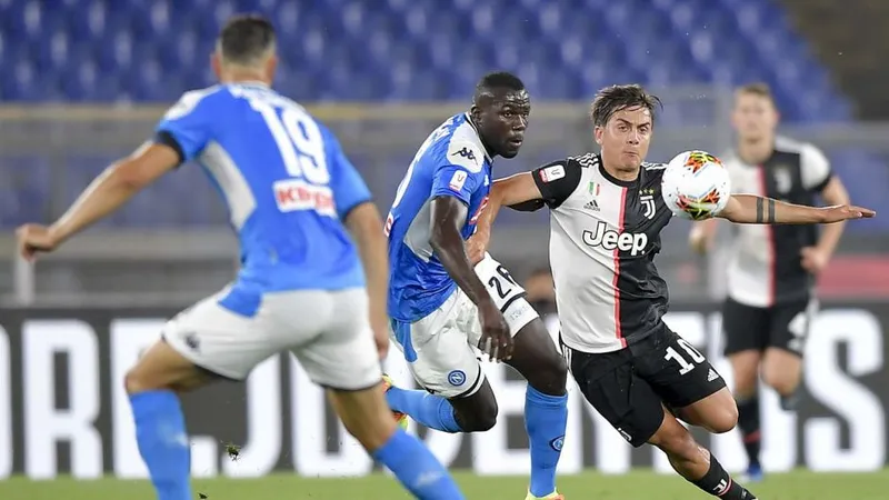 Koulibaly kèm chặt Dybala của Juventus 