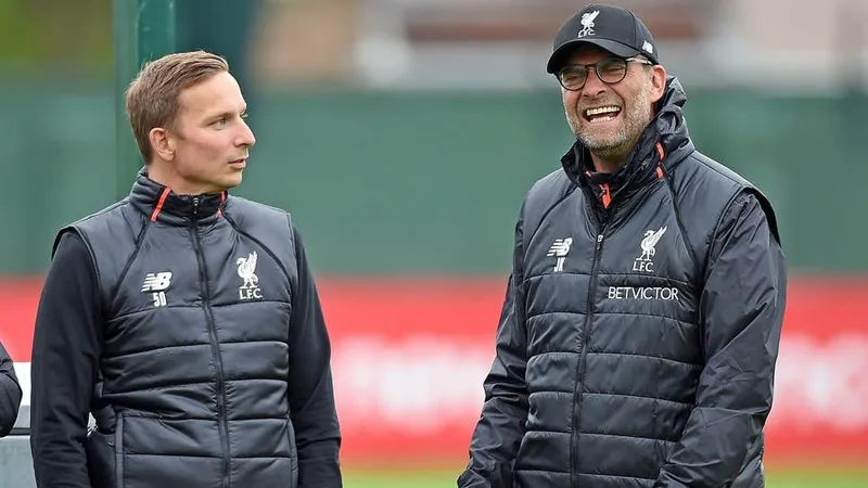 Sau Jurgen Klopp đến lượt trợ lý HLV Pep Lijnders cũng nhiễm Covid-19