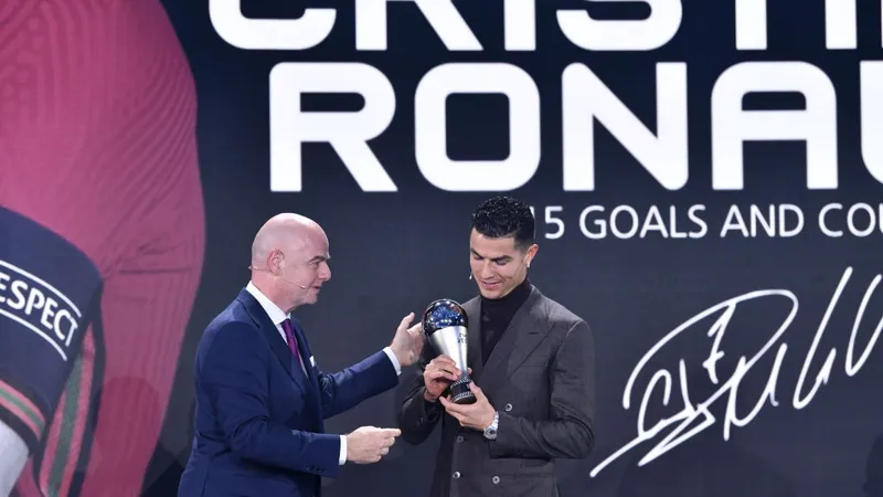 Chủ tịch FIFA Gianni Infantino trao giải thưởng đặc biệt cho Ronaldo