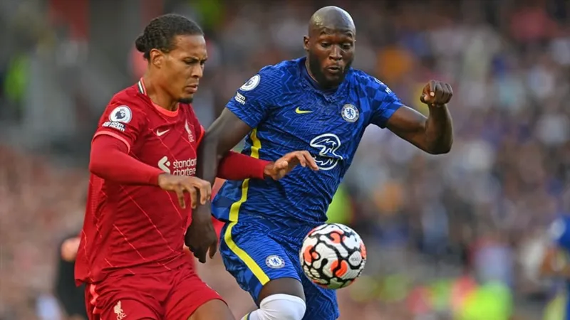 Van Dijk tranh bóng với Romelu Lukaku trong trận hòa ở Premier League