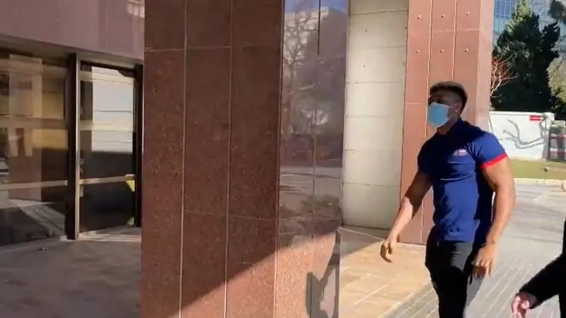 Adama Traore kiểm tra y tế ở Barcelona