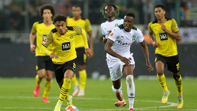 Denis Zakaria (giữa) hoàn tất hợp đồng với Juventus