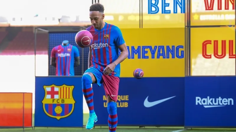 Aubameyang trình làng màu áo Barcelona