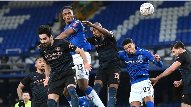 Ilkay Gundogan (trái) ngán nhất trrung cve65 Yerry Mina (13, Everton)