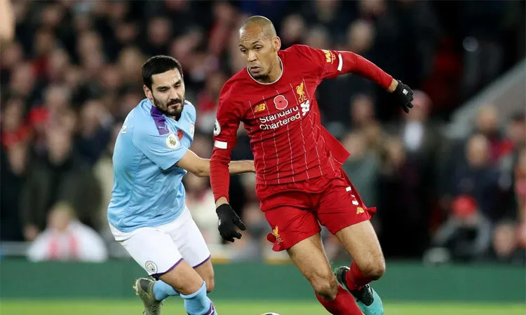 Gundogan (trái) tranh bóng với Fabinho (Liverpool)
