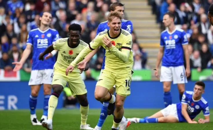 Smith Row ăn mừng bàn thắng vào lưới Leicester