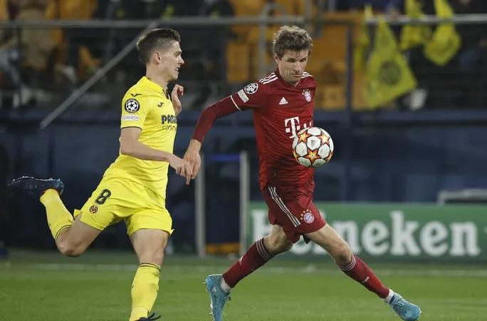 Thomas Muller đi bóng trước hậu vệ Villarreal