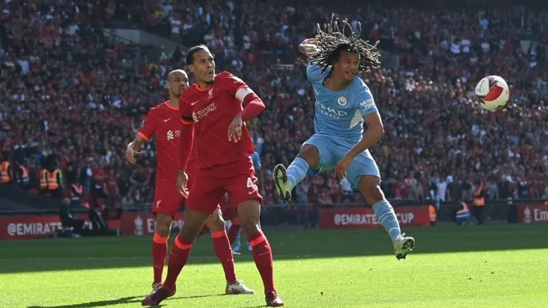 Van Dijk (giữa) tranh chấp với Nathan Ake (Man City)