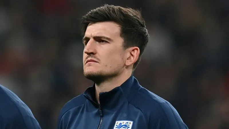 Harry Maguire thường xuyên bị lá ó trện sân