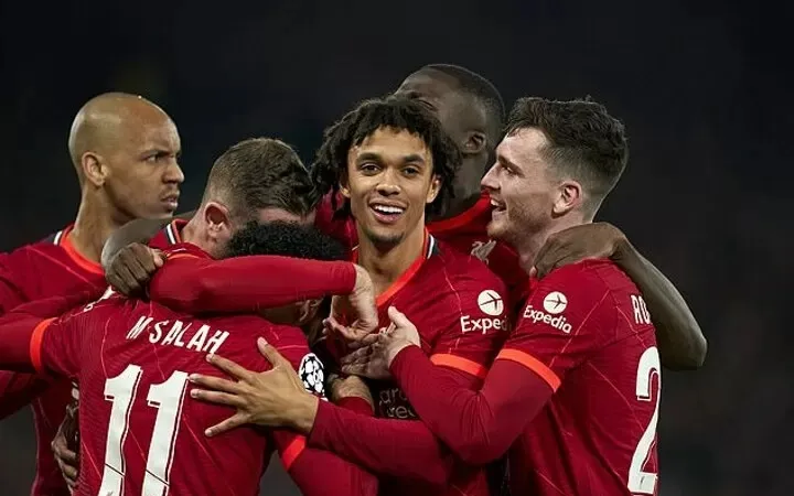 Các cầu thủ Liverpool ăn mừng chiến thắng