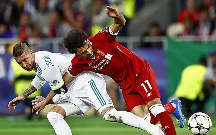 Pha tiểu xảo của Sergio Ramos khiến Mo Salah trật xương vai