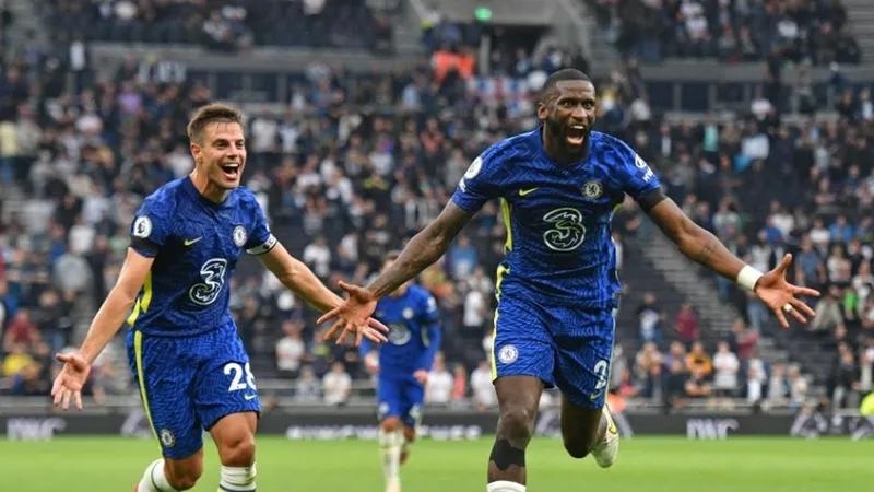 Antonio Rudiger (phải) quyết định rời Chelsea sang Madrid