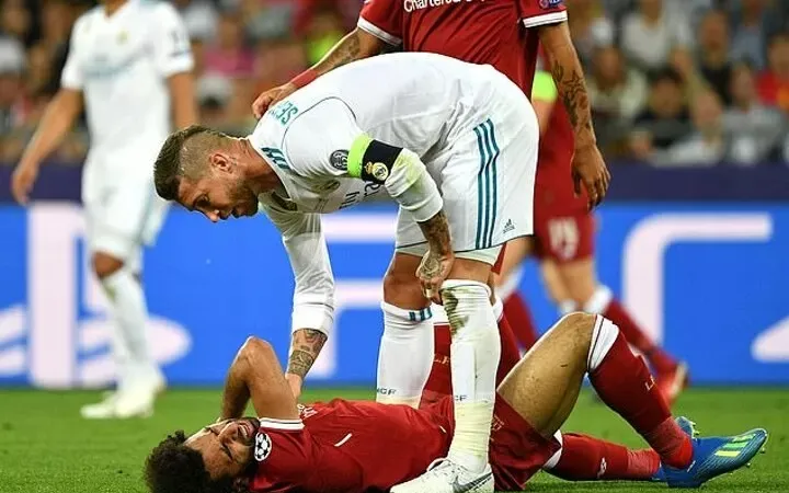 Sergio Ramos và Mo Salah trong trận chung kết ở Kyiv