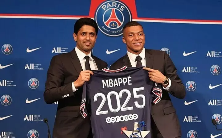 Chủ tịch Nasser Al-Khelaifi và Kylian Mbappe
