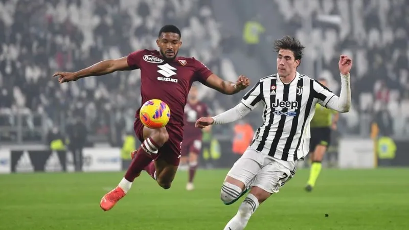 Gleison Bremer (trái) nổi lên như một quái kiệt ở Serie A