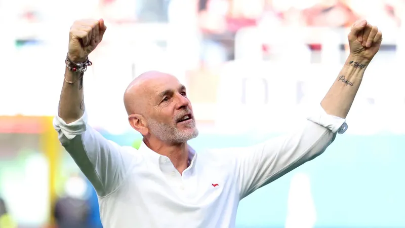 HLV Stefan Pioli ăn mừng thắng lợi