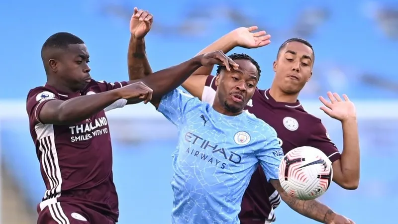 Man City sặp bán Raheem Sterling cho Chelsea