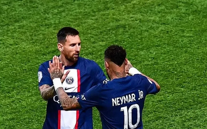 Messi và Neymar ăn mừng bàn thắng ở PSG