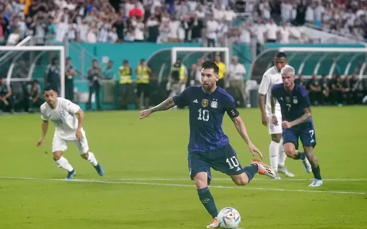 Messi ghi 2 bàn trong trận thắng Honduras