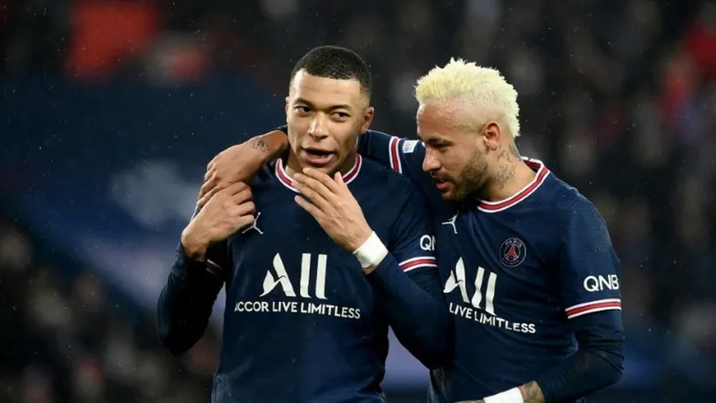 Kylian Mbappe và Neymar trở thành đối thủ của nhau trong phòng thay quần áo PSG