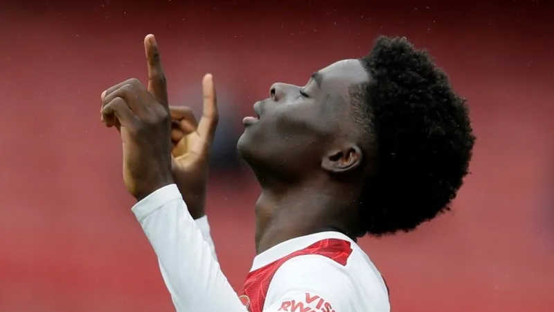 Bukayo Saka ăn mừng bàn thắng