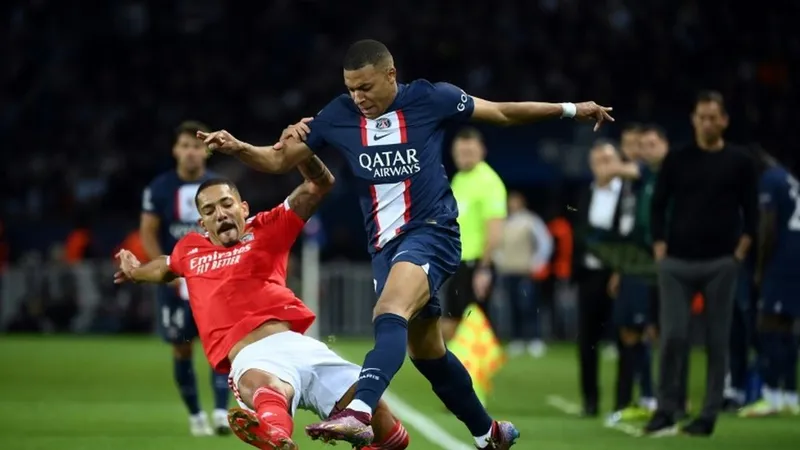 Kylian Mbappe chơi xông xáo trong trận hòa Benfica