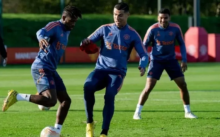 Ronaldo tranh bóng với Fred trên sân tập