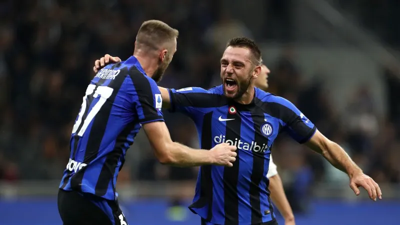 Milan Skriniar (trái) và Stefan de Vrij (phải) nhiều khả năng sẽ triển hạn với Inter