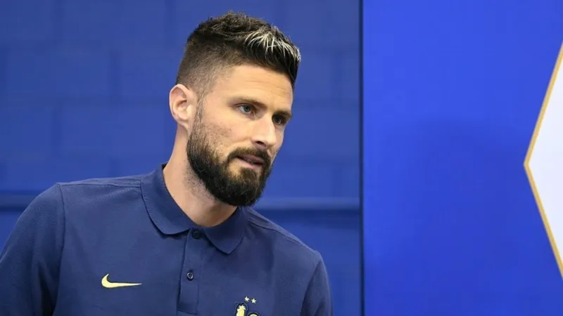 Olivier Giroud sẽ phải gánh hàng công tuyển Pháp nếu Karim Benzema không ra sân