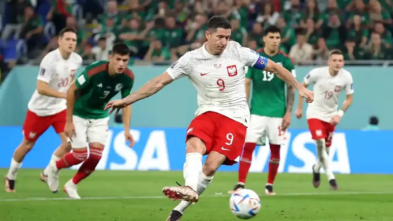 Chuyên gia sút phạt đền của Ba Lan, Lewandowski bỏ lỡ cơ hội ghi chiến thắng