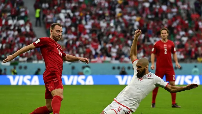  Aissa Laidouni cản phán Christian Eriksen (Đan Mạch)