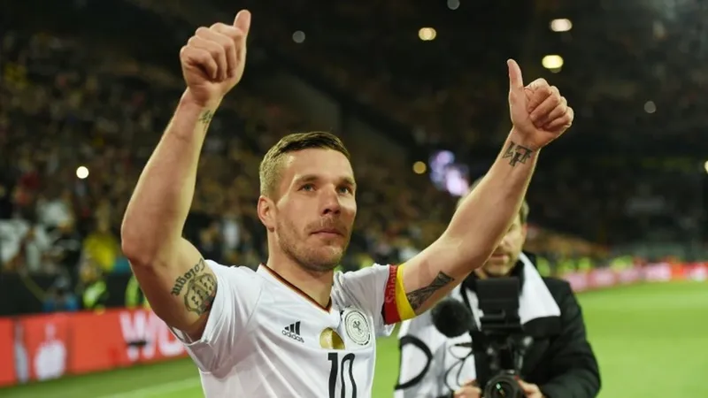 Lukas Podolski là chứng nhân cho sự suy tàn của tiki taka