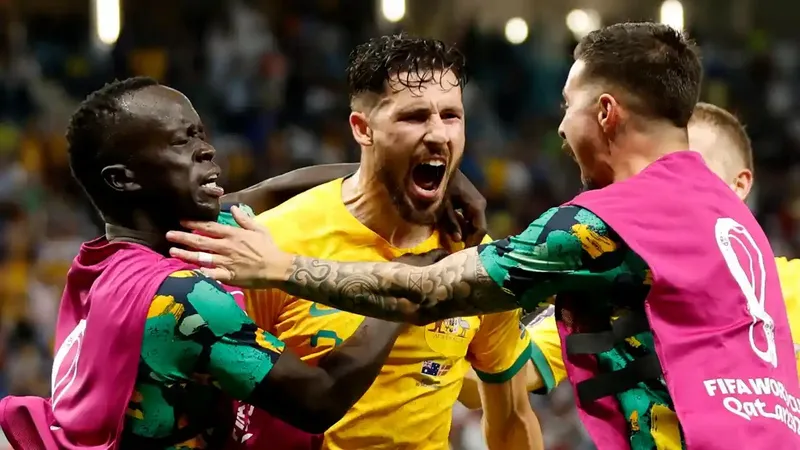 Mathew Leckie ăn mừng chiến thắng cùng tuyển Australia