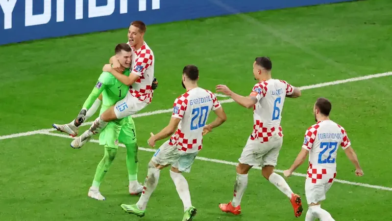 Các cầu thủ Croatia ăn mừng cùng thủ thành Livakovic