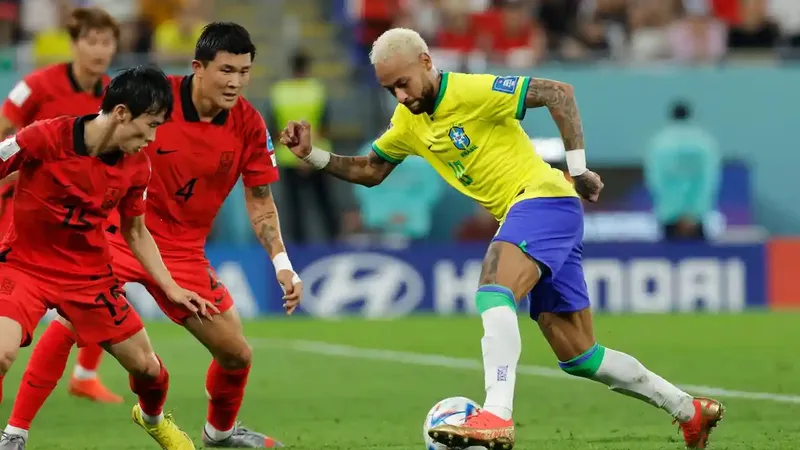 Neymar đi bóng trước các hậu vệ Hàn Quốc