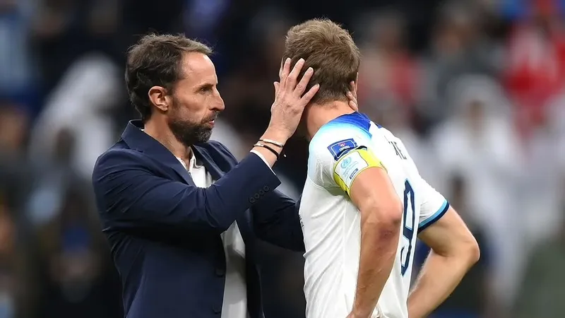 Gareth Southgate an ủi Harry Kane
