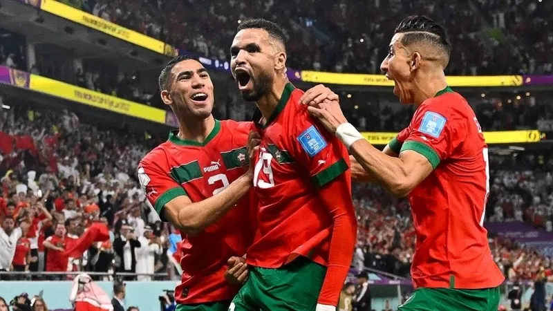 Youssef En-Nesyri (giữa) ăn mừng bàn thắng hạ gục Bồ Đào Nha